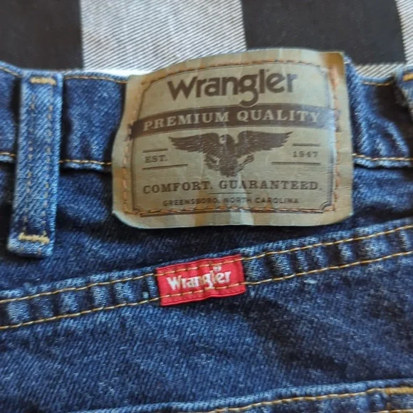 Like New! Men's Wrangler Blue Denim Shorts, Size 34 Waist - Picture 3 of 4